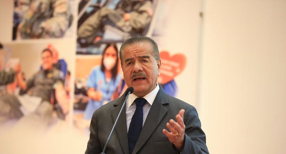 Ministro de Salud planea renunciar, confirma Miralles