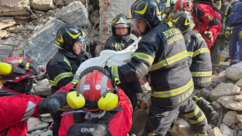 Recuperan cuerpos tras colapso de edificio en el centro de CDMX