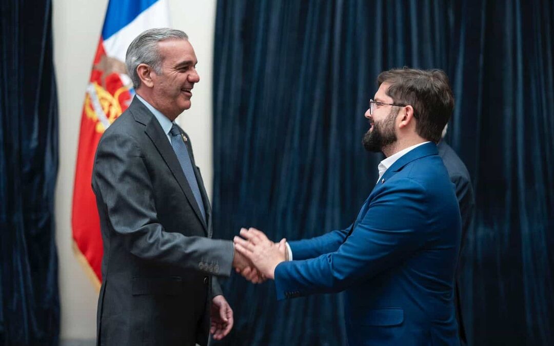Luis Abinader saluda a Gabriel Boric en Chile antes de investidura presidencial