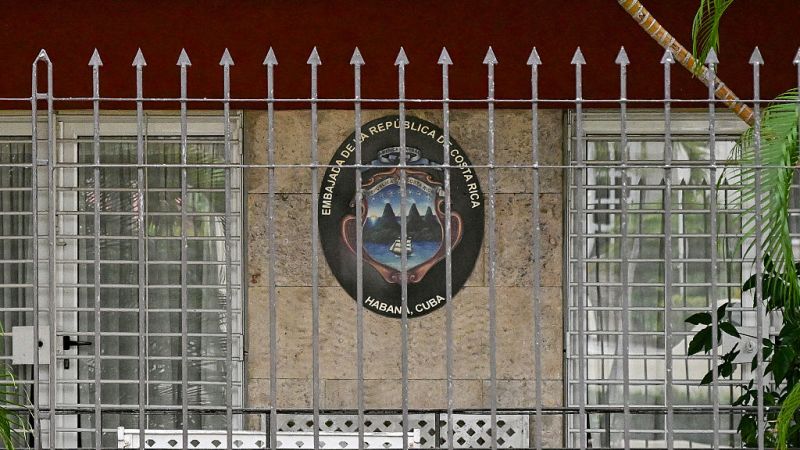 Costa Rica cierra embajada en Cuba y no reconoce su Gobierno