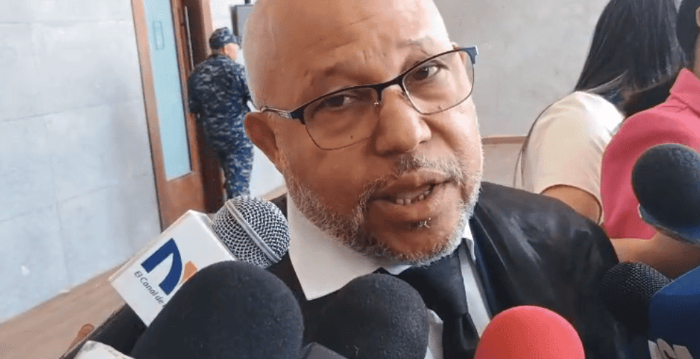 Madre retira querella contra maestra por maltrato a niña, pero proceso sigue