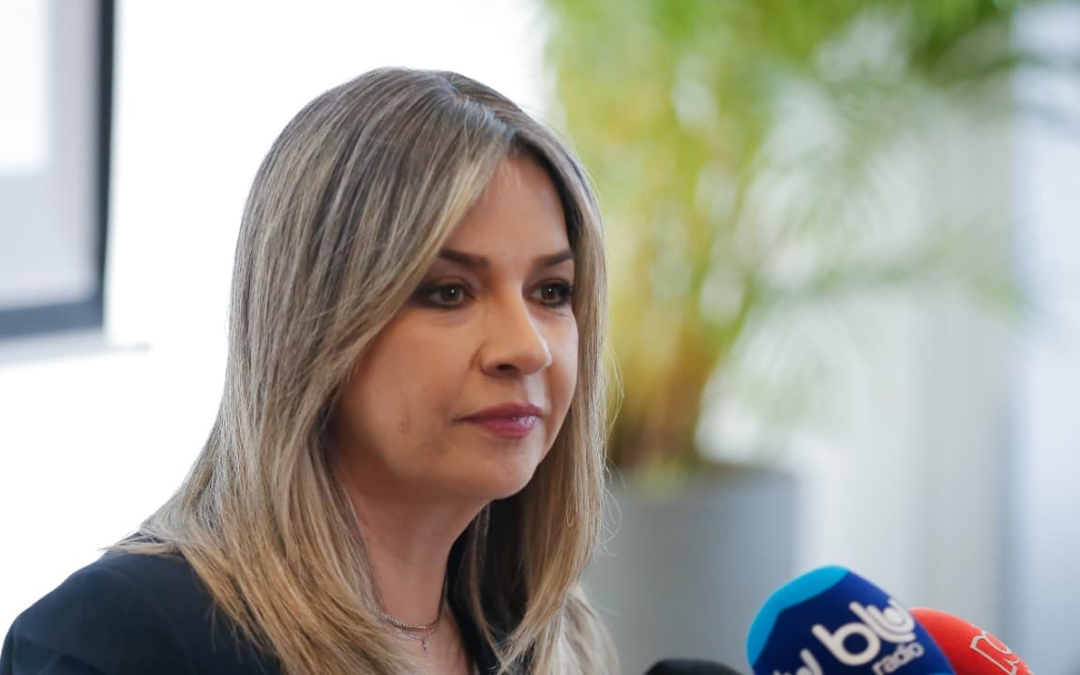 Vicky Dávila llama a unidad en oposición para enfrentar a Cepeda en 2026