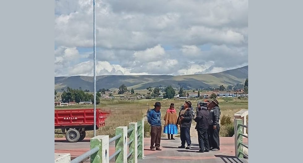 Policía retira bandera boliviana izada en territorio peruano en Puno