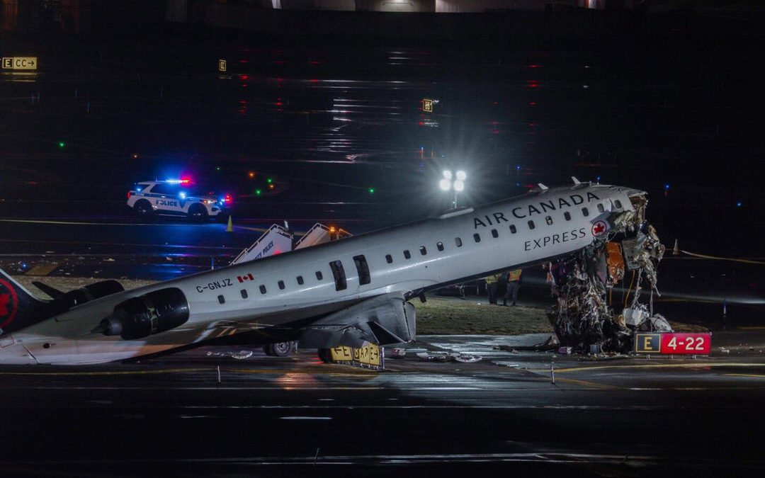 Piloto y copiloto mueren en choque de avión con camión en LaGuardia