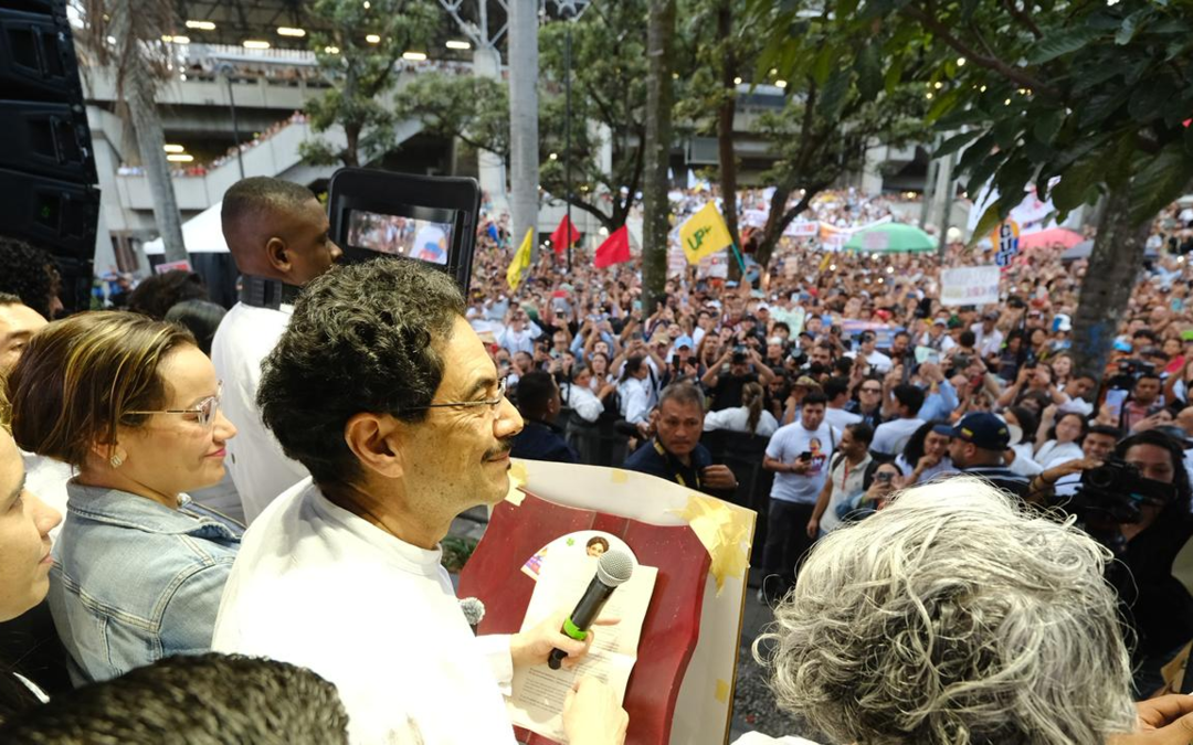 Iván Cepeda vuelve a Medellín y anuncia nuevo discurso tras polémica