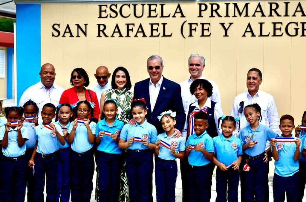 Luis Abinader inaugura escuela modular para 810 niños en Los Guandules
