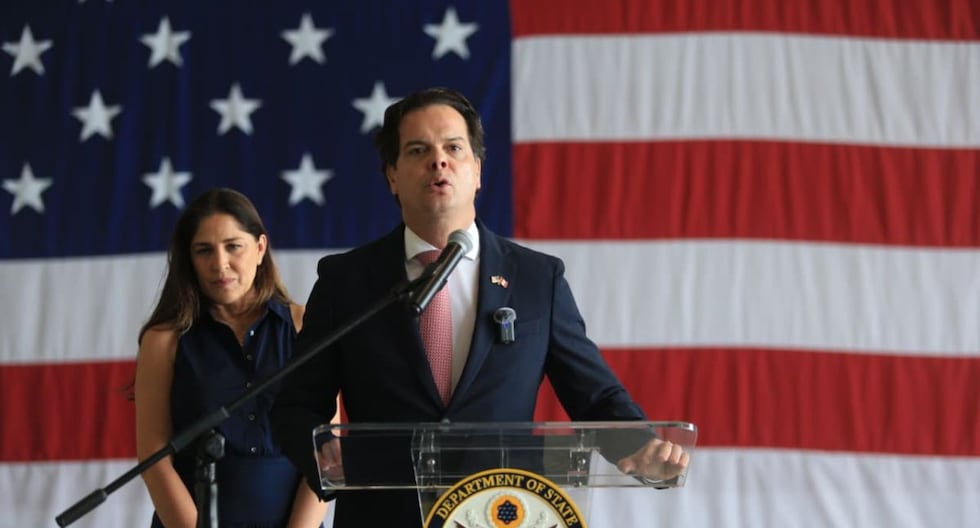 Embajador de EE.UU. entrega ayuda a familias afectadas por huaicos en Arequipa