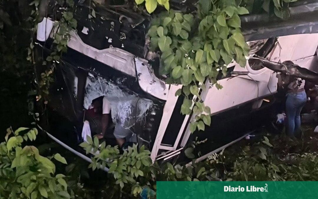 36 personas heridas tras choque y volcamiento en la carretera del Nordeste