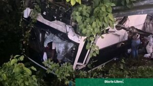 36 personas heridas tras choque y volcamiento en la carretera del Nordeste